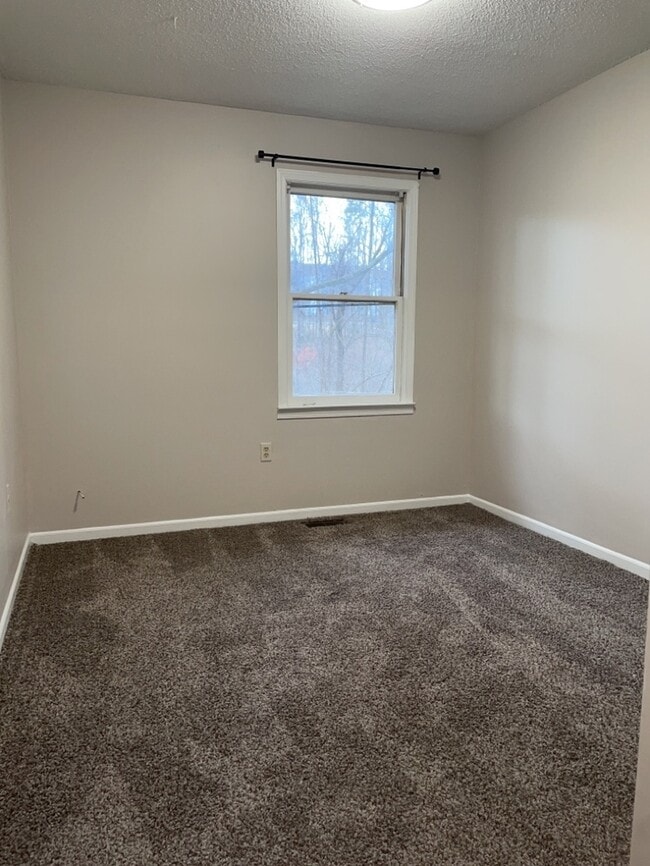 Building Photo - 902 Creekside Dr