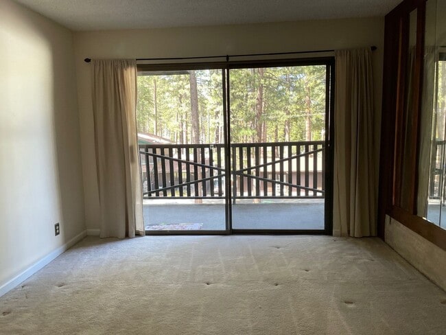 Building Photo - 2 bedroom condo with carport, pool and hot tub access