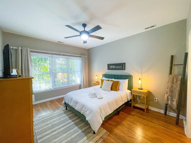 First floor master, wood floor - 5403 Picket Fence Ln