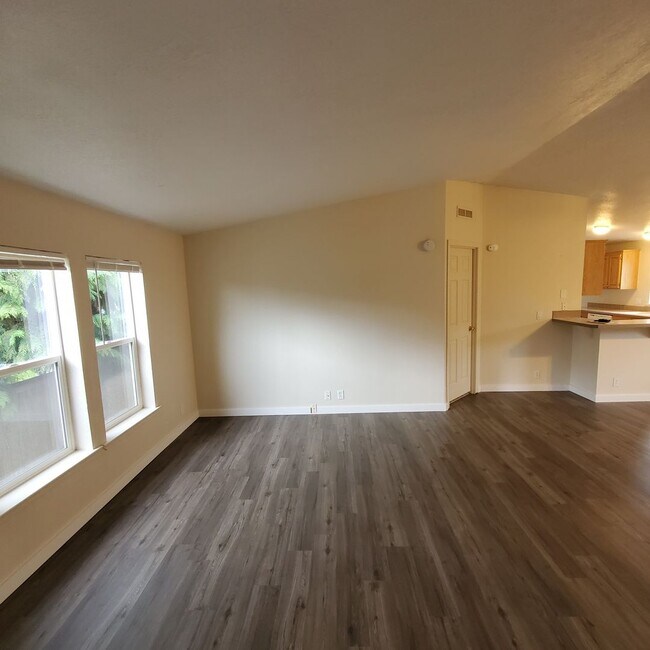 Building Photo - 5 bedroom : 3 bath Home with a Garage in Tangent