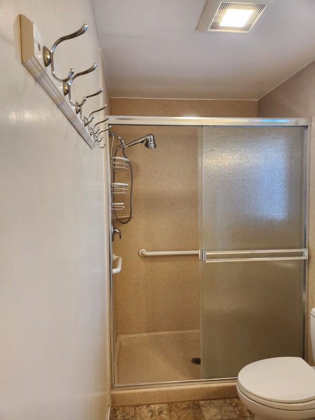 Building Photo - Very nice 2 Bd, 2 Bath Triplex w/yard in OAKMONT - Oakmont is a senior community.