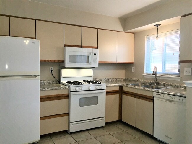 Building Photo - 8084 Lexington Park Dr