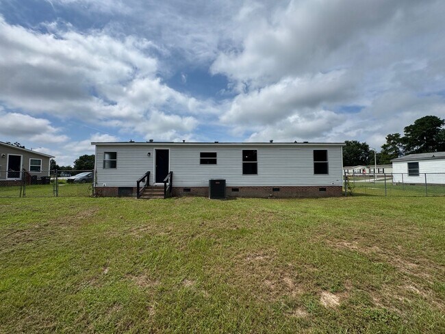 Building Photo - Beautifully Updated 3 Bed 2 Bath Home with...