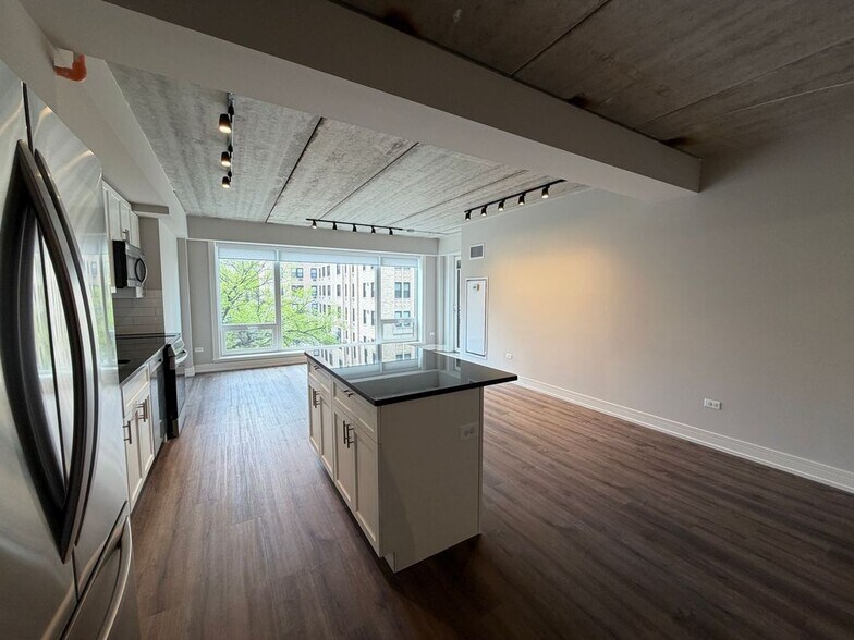 Building Photo - 952 W Carmen Ave