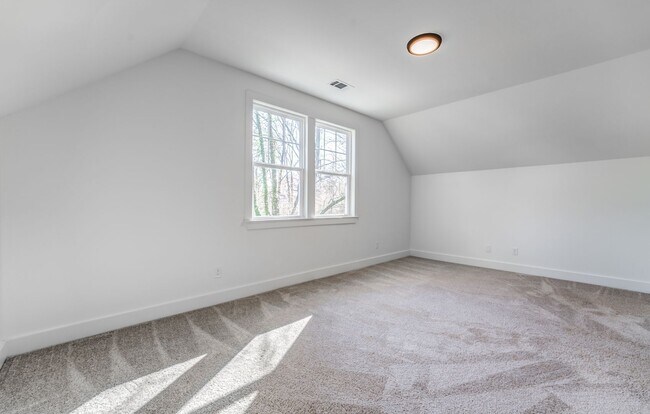 Building Photo - Modern Comfort + Extra Space — Beautiful 3BR/2.5BA Home on Foster Ave!