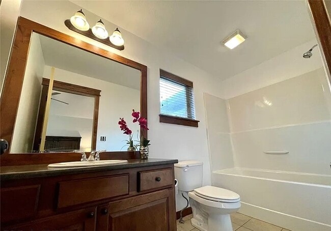 Building Photo - Beautiful 3 bedroom 2 1/2 bath townhouse in 4 Corners! Fenced backyard!