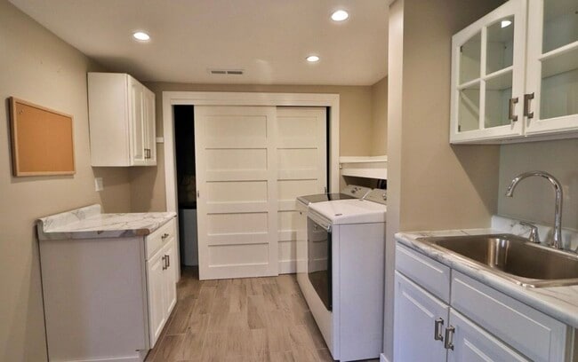 Building Photo - 1776 N Royal Oaks Dr