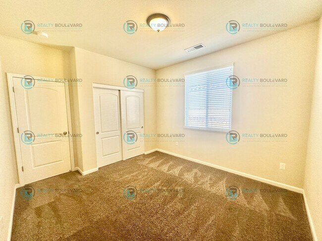 Building Photo - 3 Bedroom 2 Bathroom with Garage covered patio and beautiful yard!