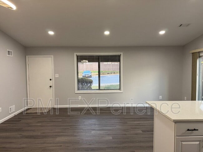 Building Photo - 10114 Scotch Hill Dr