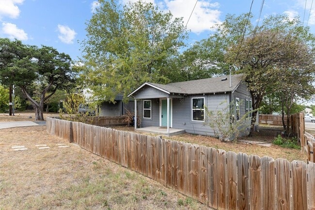 Building Photo - 204 Lessin Ln