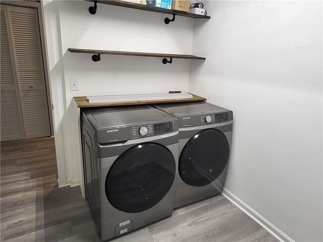 Building Photo - 1155 Davis Pl NW