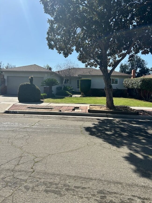 Building Photo - 749 E Wrenwood Ln