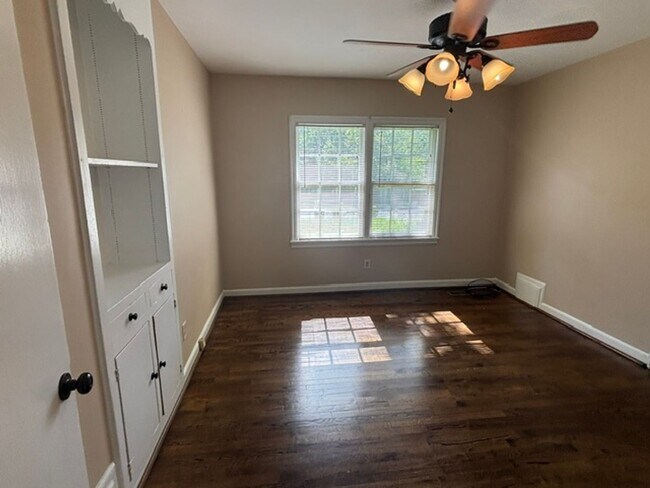 Building Photo - 1531 Iris Dr