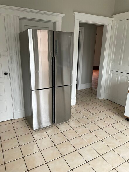 Kitchen - 307 Western Ave