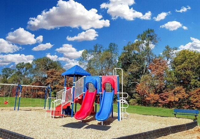 Building Photo - 6 Month Lease! Close to Exit 8 I-24! IMMACULATE!! 4 bed/2.5 Bath, 3 car garage/fenced in backyard...