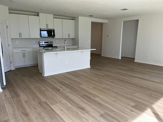 Building Photo - 2070 Rosewood Dr