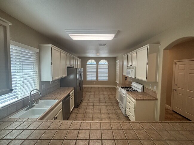 Building Photo - Available Now: 3 bed 2 bath home in Roseville