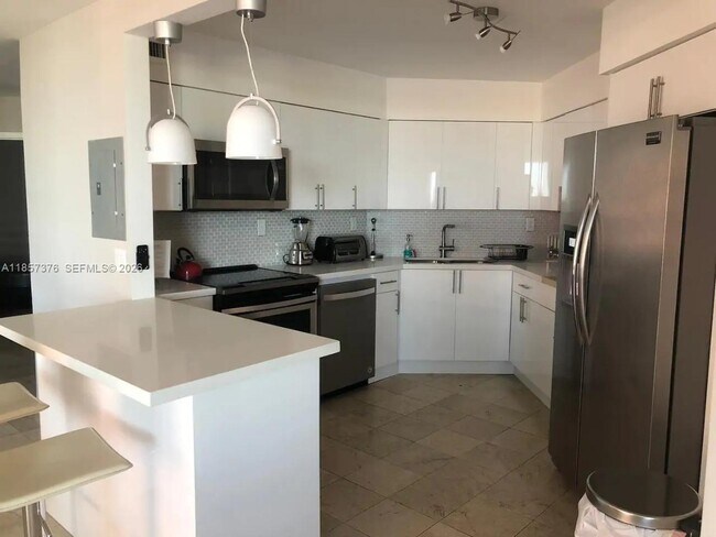 Building Photo - 5161 Collins Ave