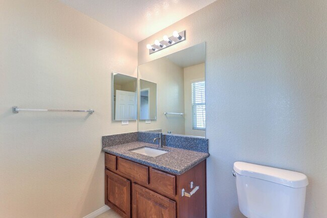 Building Photo - Beautiful 4 Bedroom, 2 Story Home in Henderson