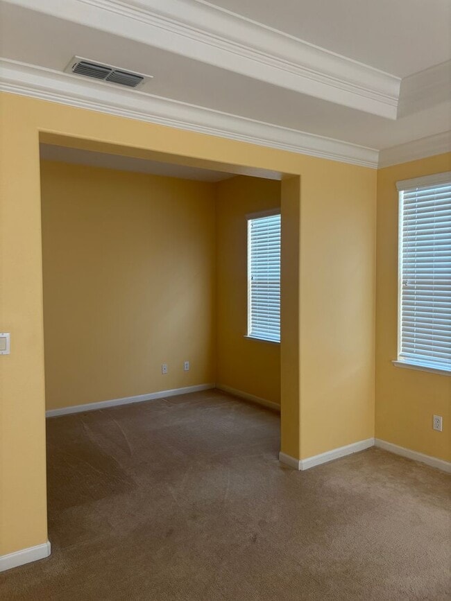 Building Photo - Stunning 5-Bedroom, 4-Bath Home in Prime B...