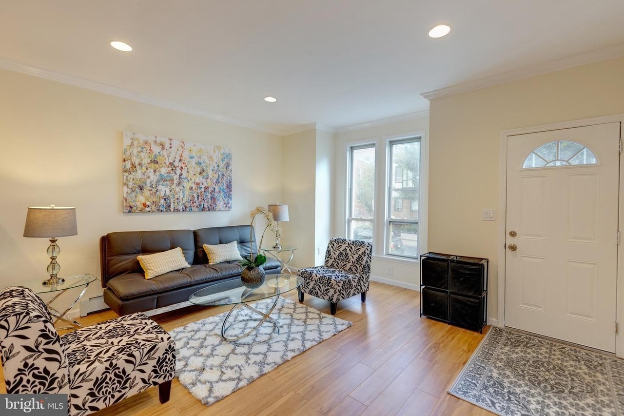 living room - 1102 Trinidad Ave NE