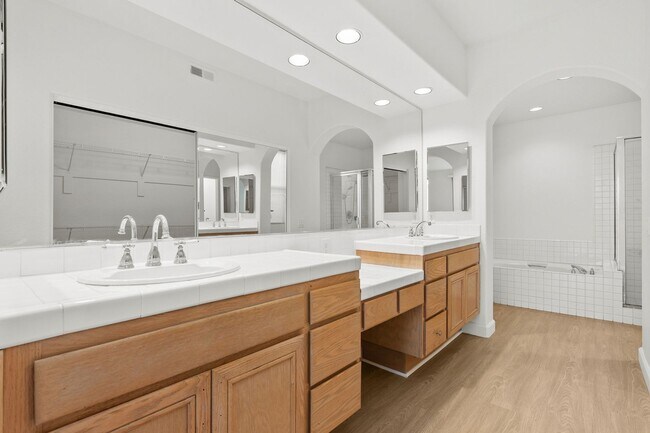 Building Photo - Spacious Vista Home