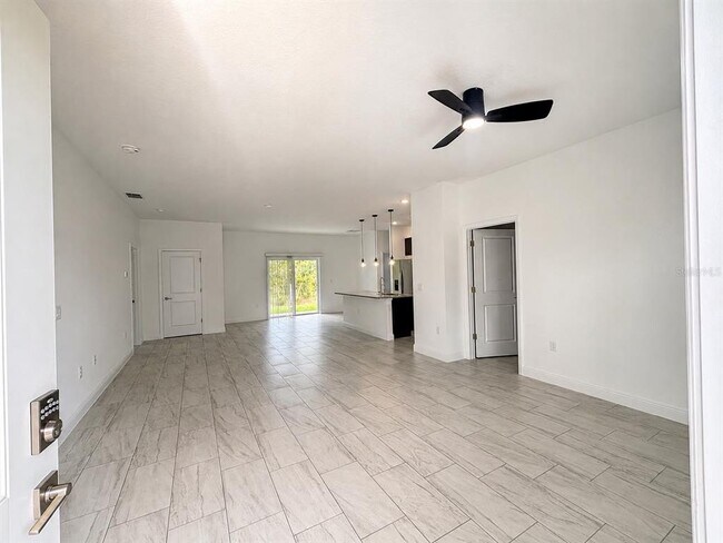 Building Photo - 2741 W Rutland Dr
