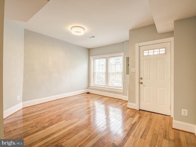 Building Photo - 424 Elm St NW
