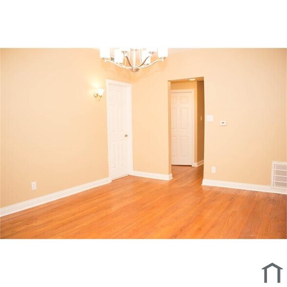 Building Photo - 8329 S Ingleside Ave
