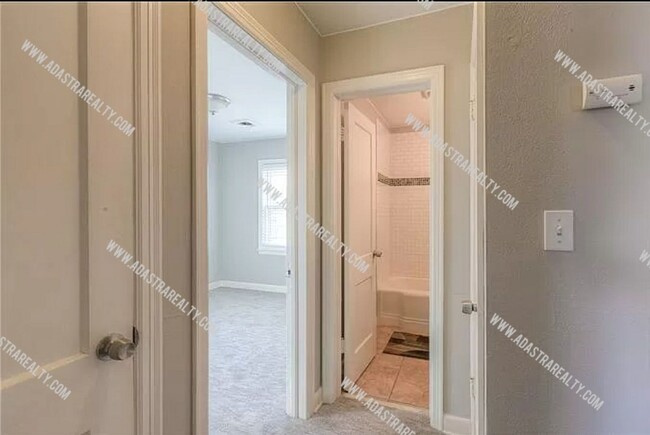 Building Photo - Beautiful Roeland Park Ranch-Available NOW!!
