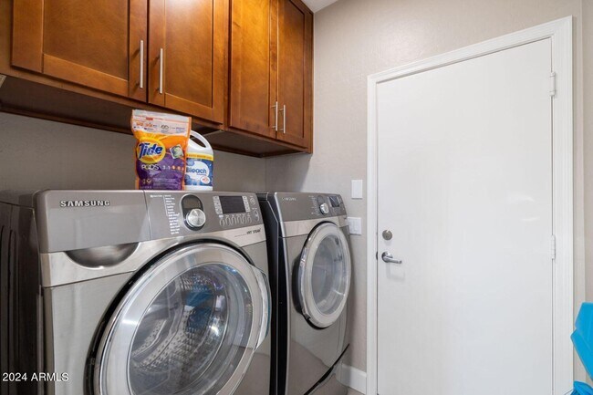 Building Photo - 3055 N Red Mountain