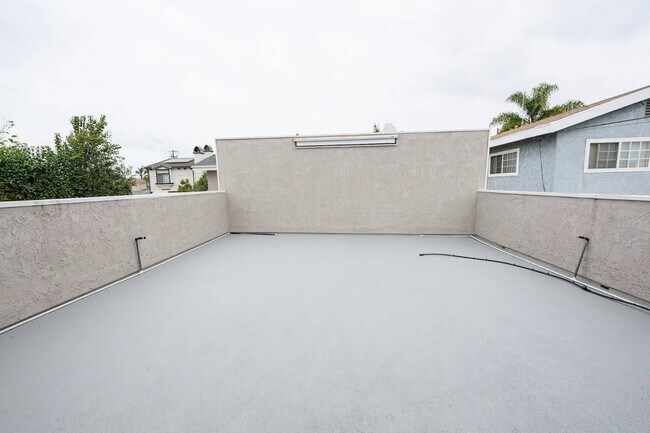 Building Photo - 2107 Dufour Ave