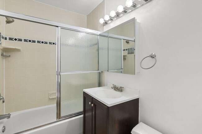 Building Photo - 10643 Weymouth St