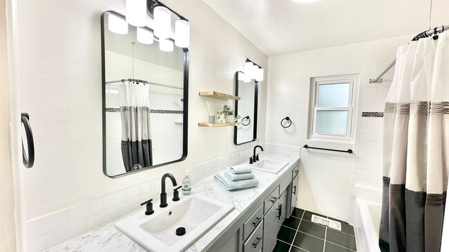 Building Photo - Lovely & Freshly Updated, Remodeled, Paint...