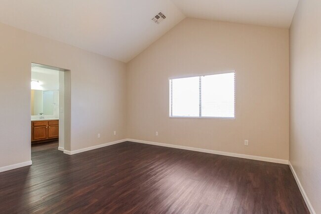 Building Photo - 5564 S 240th Dr