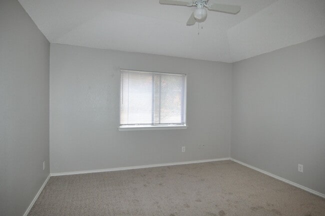 Building Photo - Spacious 4-Bedroom, 2-Bathroom Townhome in Grand Prairie!