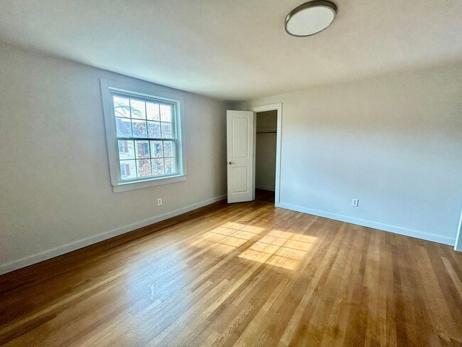 Building Photo - 2 Bedroom In Meadowthorpe !