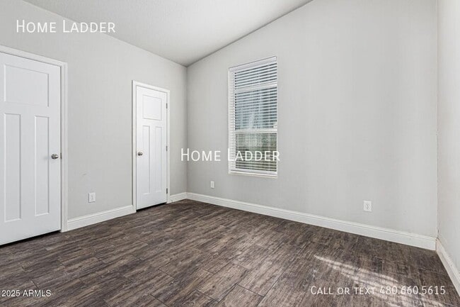 Building Photo - 32567 W Santa Cruz Ave