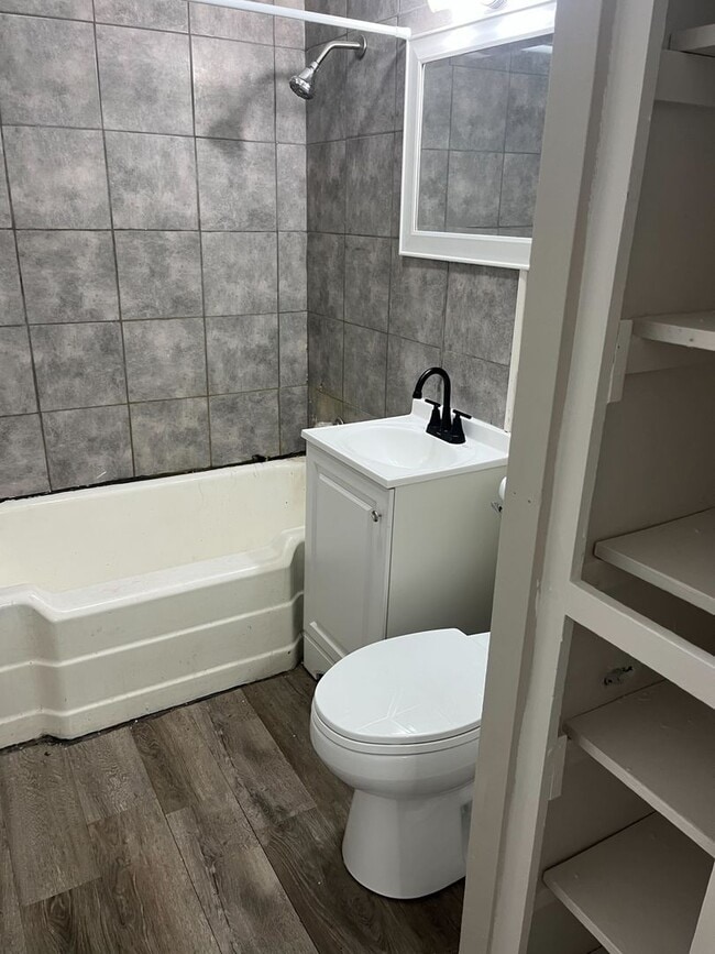 Building Photo - 3 bedroom/1 bathroom