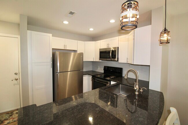 Building Photo - 1360 Hunters Rd