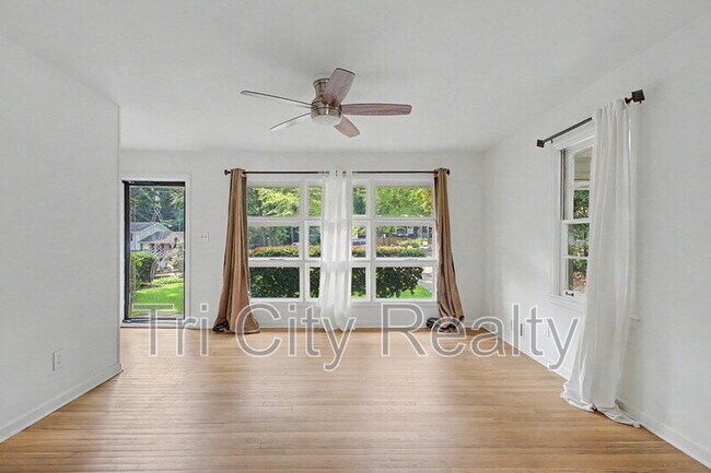 Building Photo - 212 Hilltop Dr