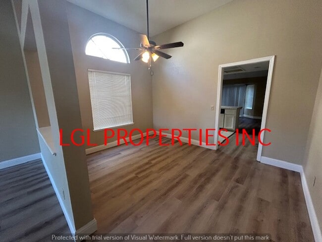 Building Photo - Very Nice Roseville 3 Bedroom 2 Bath Home