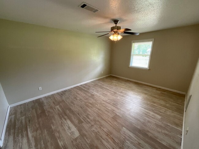 Building Photo - Spacious 3/2 Brick Home in Dogwood Heights with Fenced Back Yard