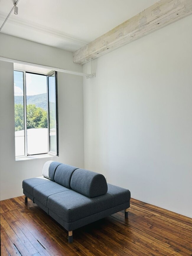 Building Photo - Historic Charm, Modern Luxury, 1 bedroom c...