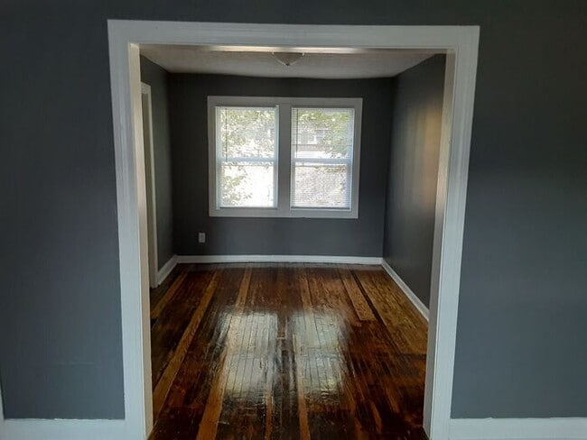 Building Photo - Several Units Available! Lovely 2 bedroom 1 bath classic style apartment