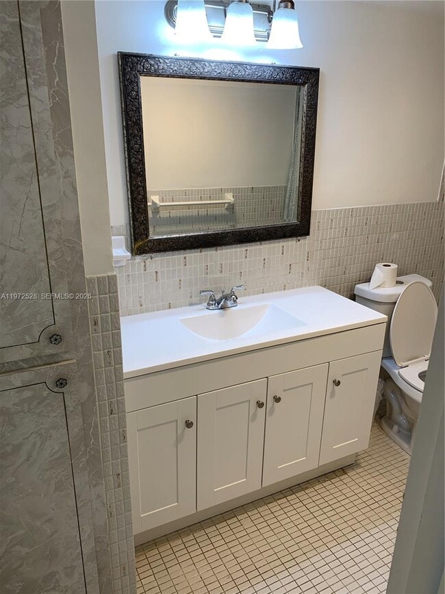 Building Photo - 2861 Leonard Dr