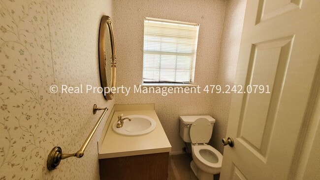 Building Photo - 106 Oak St