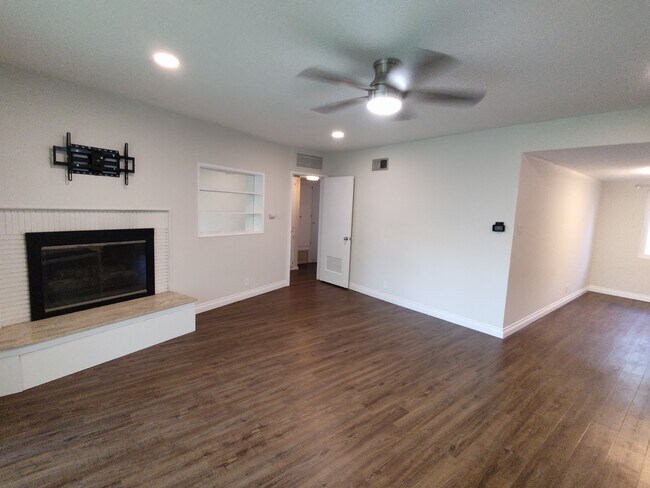 Building Photo - 370 Cliff Dr