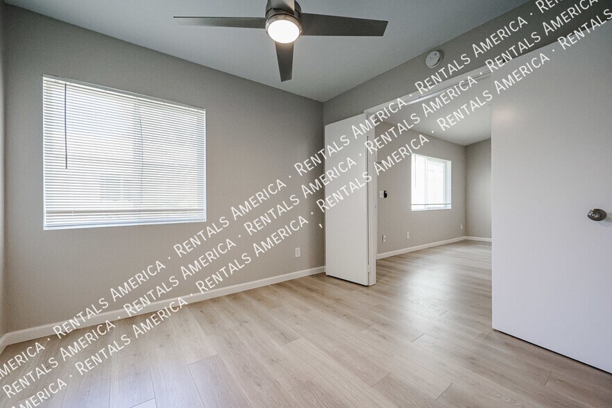 Building Photo - 3333 S Parkside Dr
