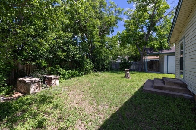 Building Photo - 701 1/2 S Walnut Street Unit